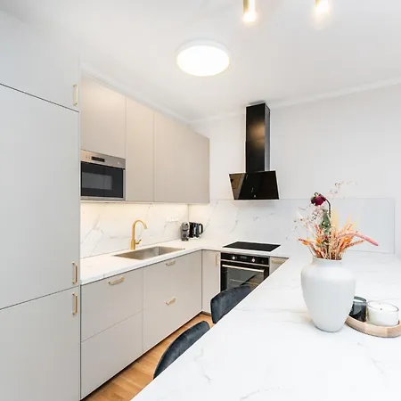 Apartment Spacious Smichov 2 Bedroom With Excellent Tram Connection *