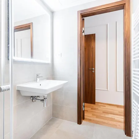 Spacious Smichov 2 Bedroom With Excellent Tram Connection Apartment Prague