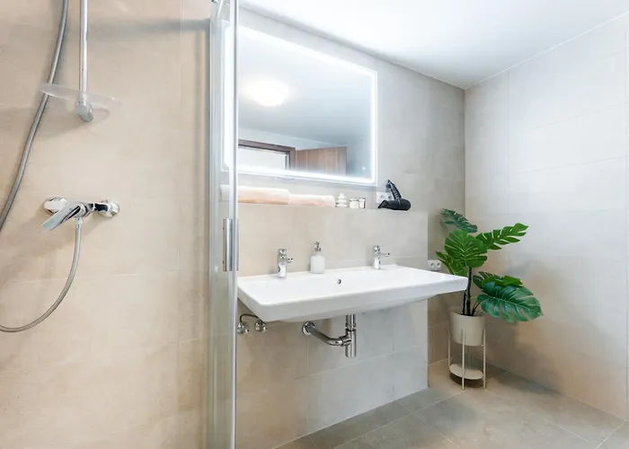 Apartman Rentero Spacious Smichov 2 Bedroom With Excellent Tram Connection