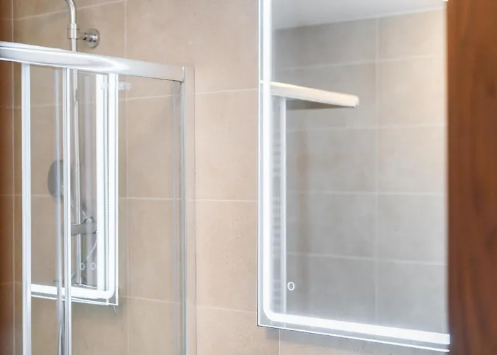 Rentero Spacious Smichov 2 Bedroom With Excellent Tram Connection Apartman *