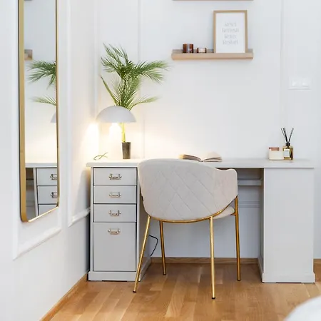 Spacious Smíchov 2 Bedroom With Excellent Tram Connection *