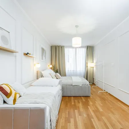 Spacious Smíchov 2 Bedroom With Excellent Tram Connection Praga