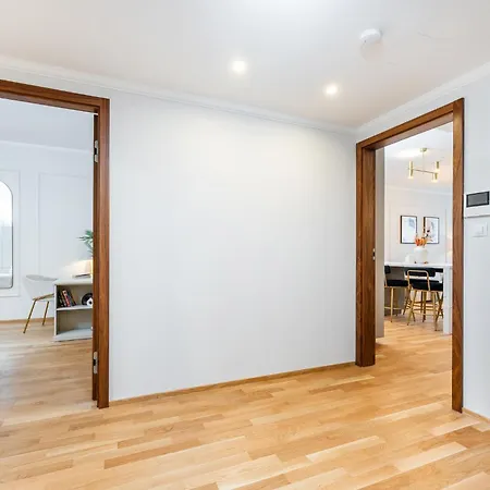 Spacious Smíchov 2 Bedroom With Excellent Tram Connection * Praga