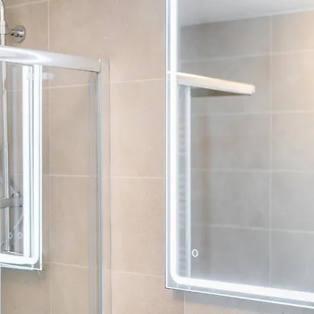 Spacious Smichov 2 Bedroom With Excellent Tram Connection Apartmán *