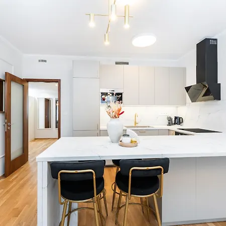 Spacious Smíchov 2 Bedroom With Excellent Tram Connection * Praga