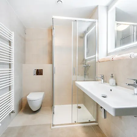Spacious Smichov 2 Bedroom With Excellent Tram Connection *