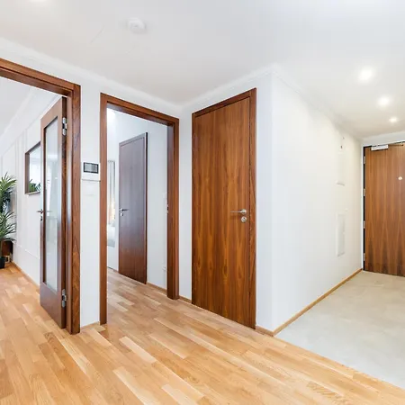 Spacious Smichov 2 Bedroom With Excellent Tram Connection Praha