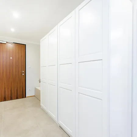 Spacious Smichov 2 Bedroom With Excellent Tram Connection Apartmán
