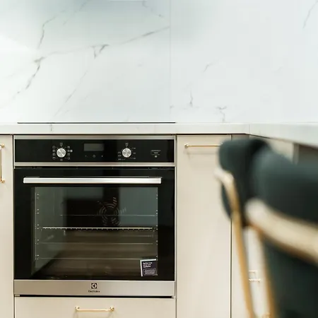 Spacious Smíchov 2 Bedroom With Excellent Tram Connection *