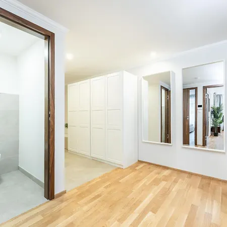 Spacious Smíchov 2 Bedroom With Excellent Tram Connection * Praga