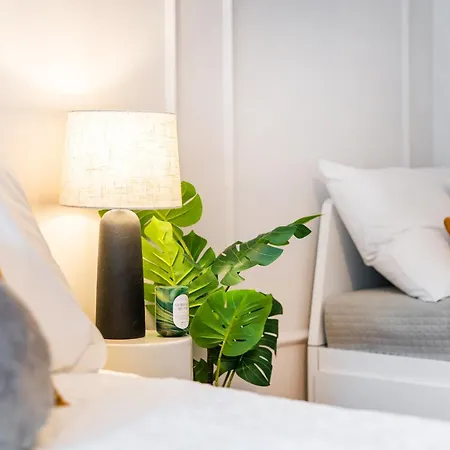 Spacious Smíchov 2 Bedroom With Excellent Tram Connection